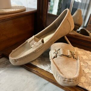 ISAAC MIZRAHI Allure Natural Suede Driving Moccasin Horsebit Detail Size 8.5